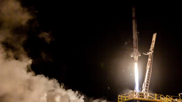 El cohete MIURA 1 de PLD Space despega desde la base de El Arenosillo, en Huelva, durante su primer vuelo suborbital en octubre de 2023, marcando un hito para la industria aeroespacial española.