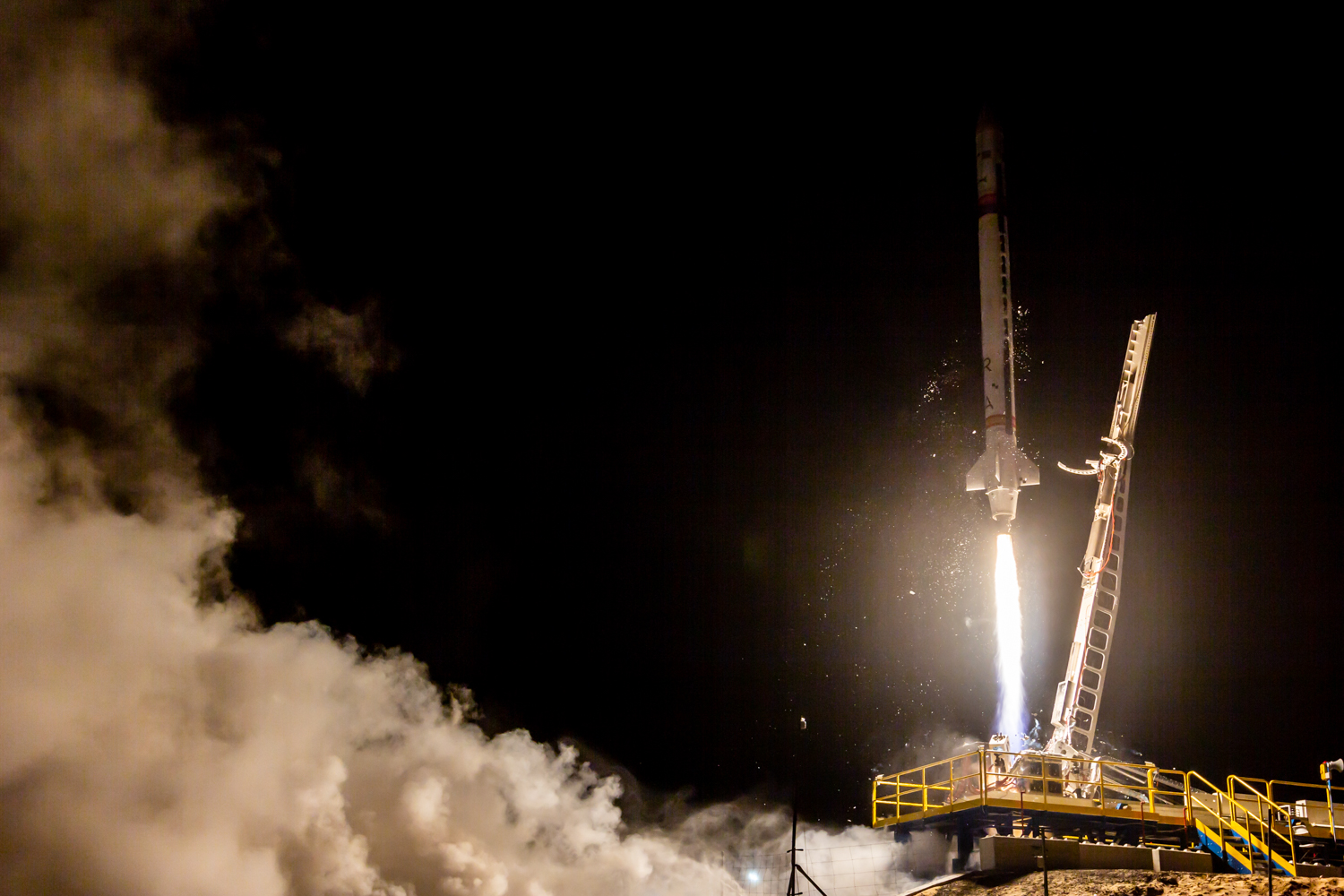 El cohete MIURA 1 de PLD Space despega desde la base de El Arenosillo, en Huelva, durante su primer vuelo suborbital en octubre de 2023, marcando un hito para la industria aeroespacial española.