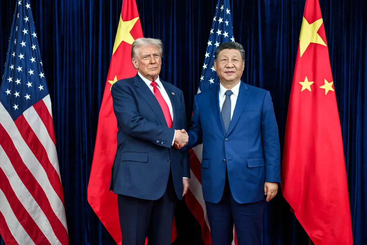 Donald Trump y Xi Jinping estrechan la mano durante su encuentro bilateral en Busan, Corea del Sur, 2025.